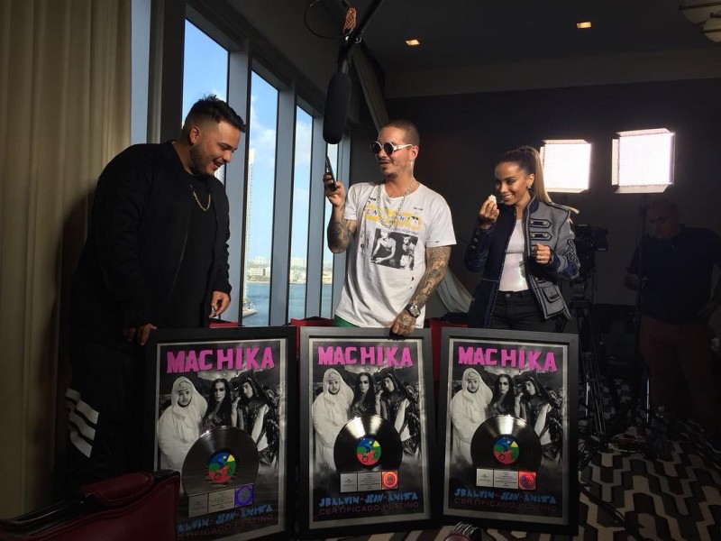 Anitta chora ao ganhar disco de platina por parceria com J Balvin