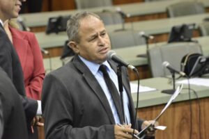 Projeto de lei quer professor pedófilo fora da sala de aula