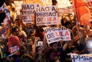 Manifestantes ocupam ruas em torno do Sindicato dos Metalúrgicos