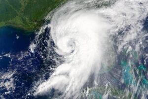 Furacão Hermine já chegou à costa da Flórida e ameaça moradores