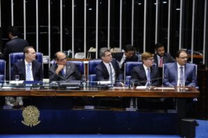 Senadores apresentam questões de ordem sobre impeachment de Dilma