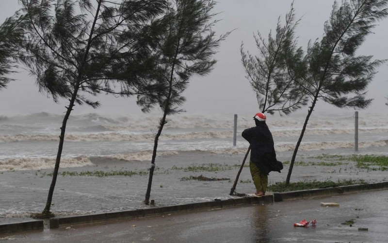 Mais de 47 mil pessoas são evacuadas no Vietnã por conta do tufão Doksuri