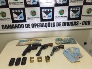 Dupla é flagrada com duas armas