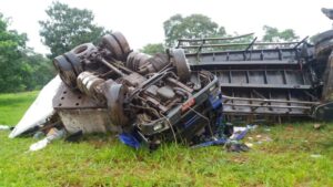 Caminhoneiro morre após tombamento de carreta na BR 153