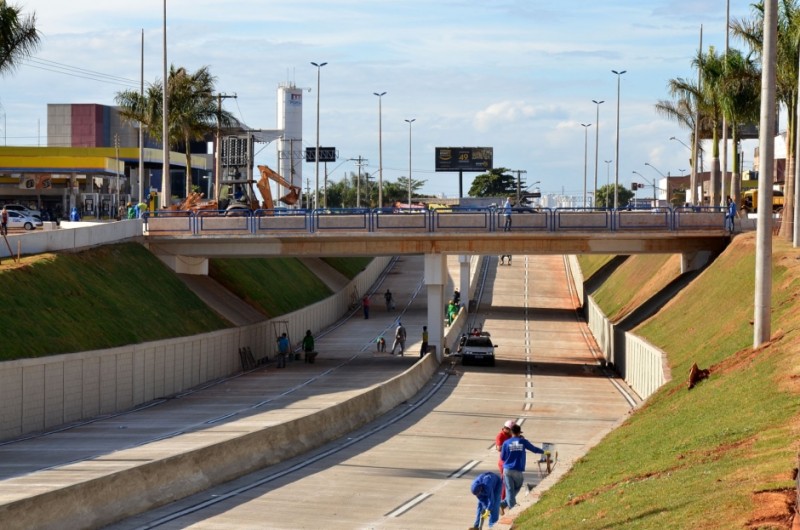 Empresário morre em colisão de veículo contra viaduto