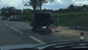 Veículo capota após atingir traseira de caminhão na BR-060