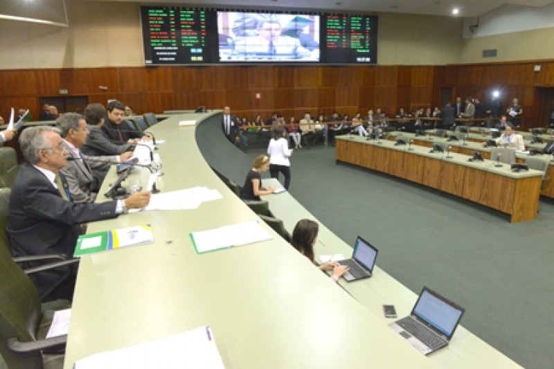 Deputados voltam ao batente após feriado