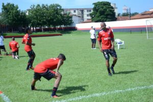 Marcos defende pênalti  e Atlético empata