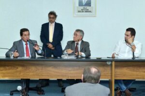 Votação da PEC na CCJ é adiada para hoje