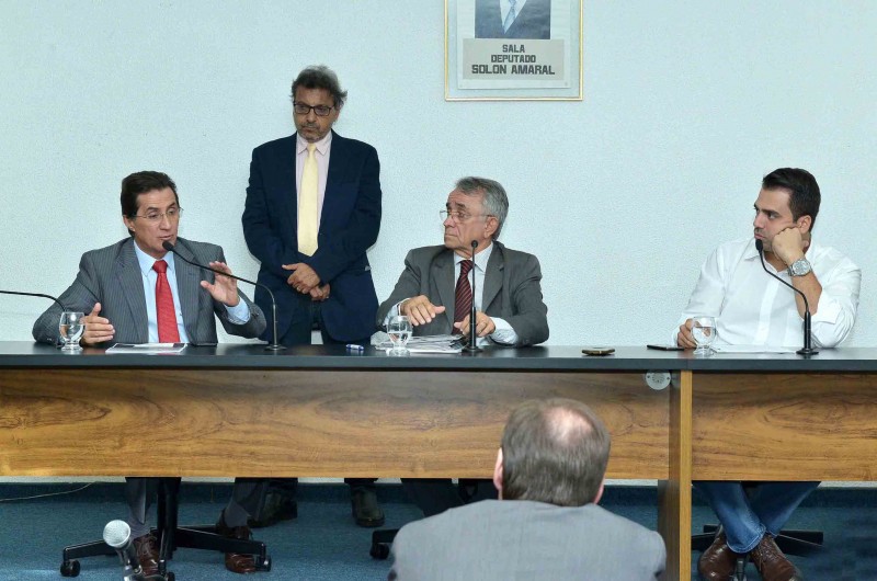 Votação da PEC na CCJ é adiada para hoje