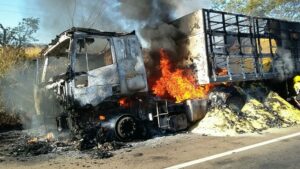 Incêndio interdita trânsito e cria congestionamento na BR 060