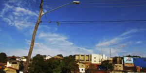 Postes de madeira preocupam população