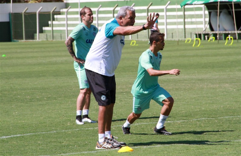 Técnico tem dúvida no esquema de jogo que será usado no clássico