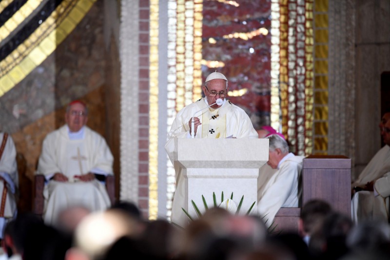 Papa culpa ‘poderosos’ por divisão da igreja