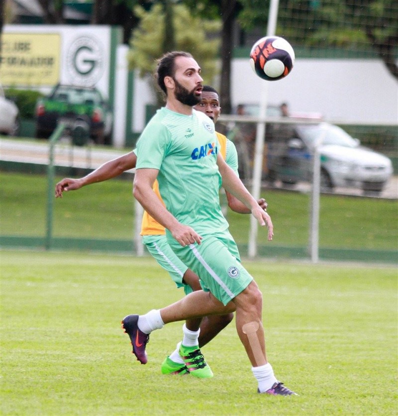 Léo Gamalho divide  sucesso com companheiros