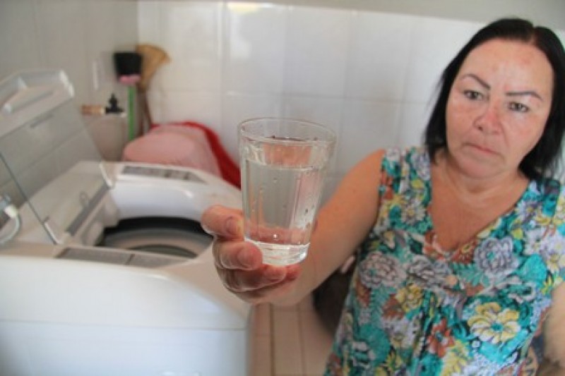 Água suja incomoda moradores de Aparecida