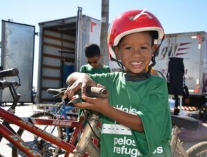 Refugiados recebem 40 bikes no Dia das Boas Ações