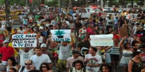 Manifestantes pedem legalização da maconha em marcha no Rio