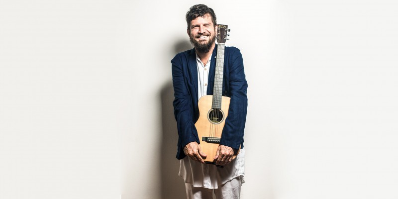 Saulo Fernandes se apresenta  no ‘Deu Praia’ neste domingo