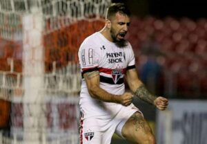 Lucas Pratto passa por cirurgia em São Paulo