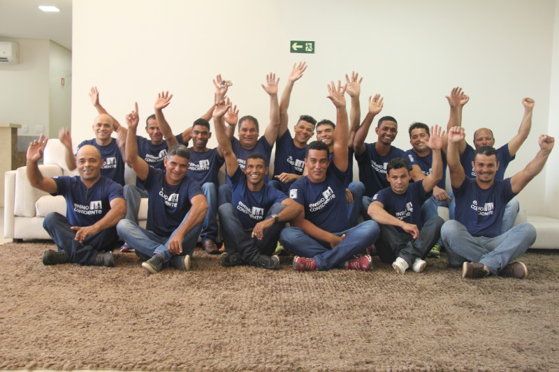 Faculdade entrega diplomas a trabalhadores