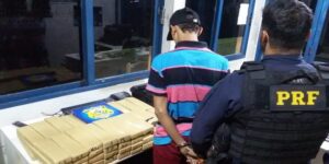 Menor de 17 anos é flagrado transportando 68 tabletes de maconha