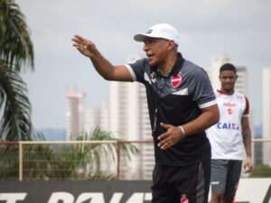 Vila procura meio-campista para suprir a saída repentina de  Sérgio Mota