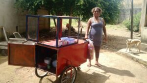 Vendedora de doces precisa de quiosque para trabalhar