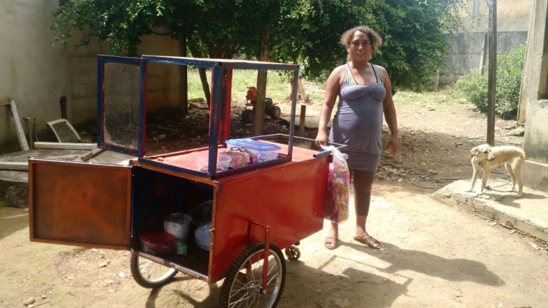 Vendedora de doces precisa de quiosque para trabalhar