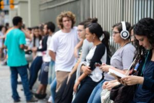 Estudantes elogiam tema da redação e reclamam do cansaço