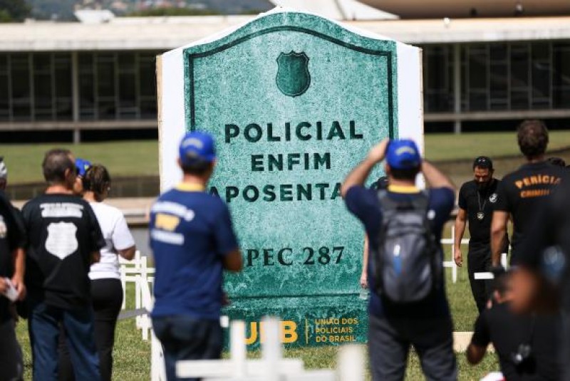 Manifestantes tentam invadir a Câmara em protesto contra reforma da Previdência