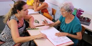 Idosa de 80 anos inicia estudos em escola de Goiânia