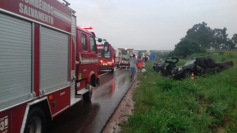 Mulher morre e sete ficam feridos após sucessão de acidentes na BR-153