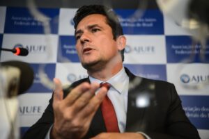 Sérgio Moro bate boca com advogado de Lula