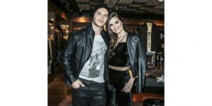 Camila Queiroz e Klebber Toledo dividem tarefas em casa