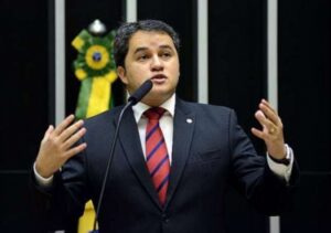 Líder do DEM critica assédio do PMDB a dissidentes do PSB