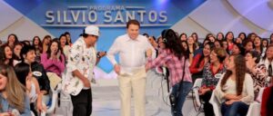 Silvio Santos tira roupa e faz ‘strip-tease’