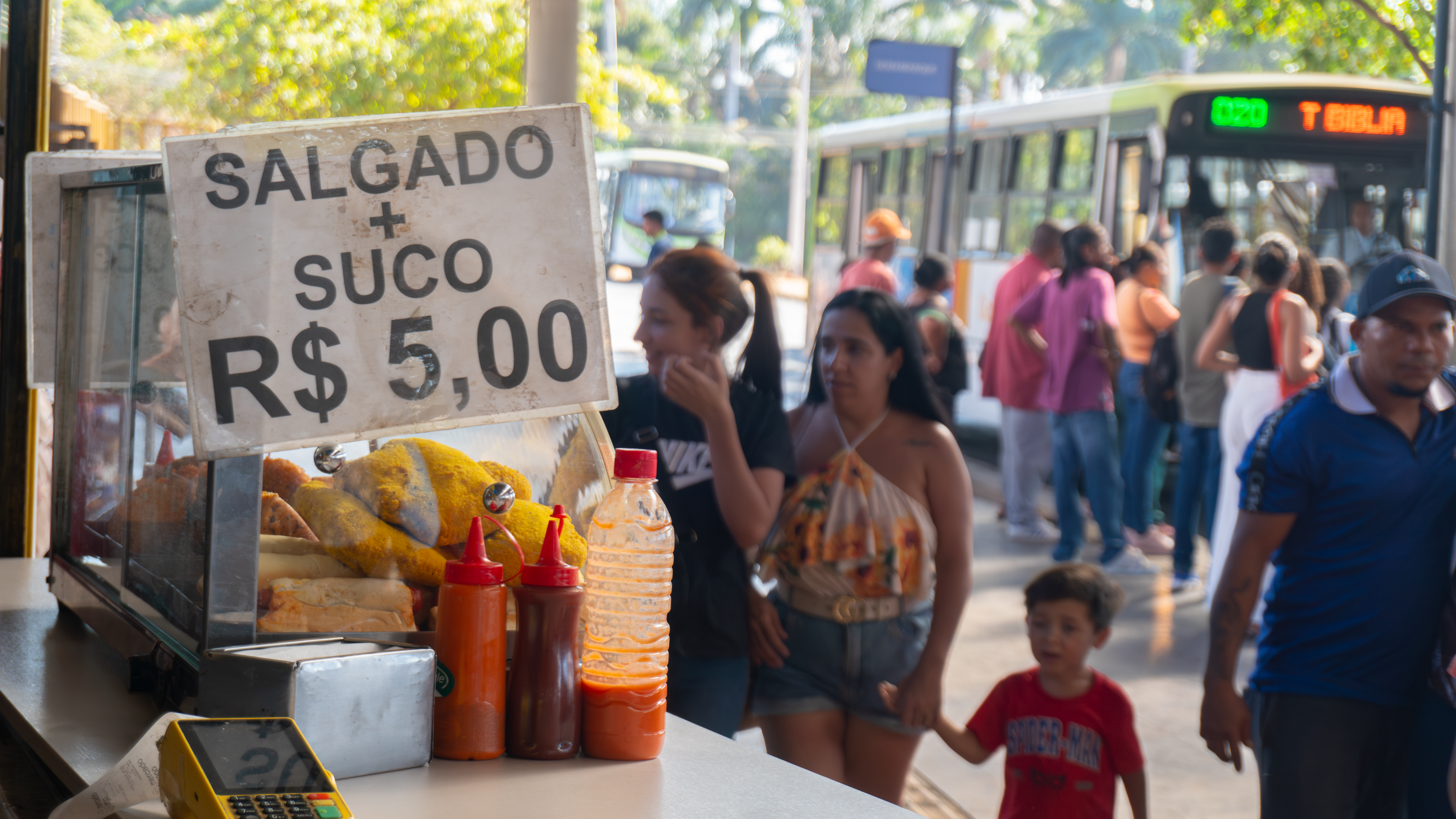 Em meio ao caos urbano de Goiânia, o Terminal Praça da Bíblia abriga uma série de pequenas histórias de luta e resiliência