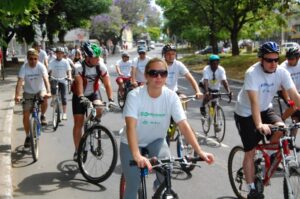 Aprovado projeto que obriga o uso de capacete por ciclistas em Goiânia