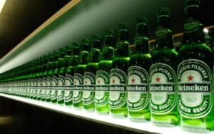 Heineken abre vagas de estágio em Goiás e oferece vale-cerveja como benefício