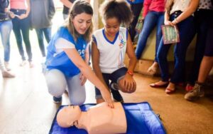 Alunos de colégio estadual participam de encontro sobre primeiros socorros