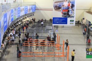 Movimento em aeroportos e rodoviárias cai 8