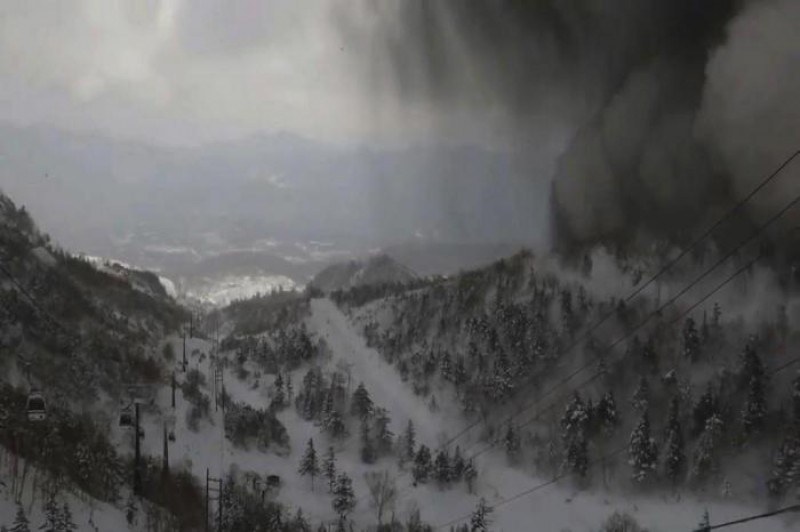 Erupção e avalanche deixam pelo menos 14 feridos no Japão