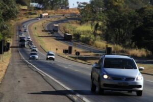 Volta a obrigatoriedade do farol aceso em rodovias