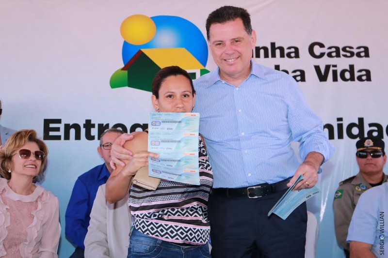 Marconi entrega Cheques Mais Moradia para   construção de 500 casas em Goianésia