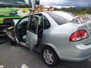 Colisão contra caminhão mata mulher e deixa ao menos três feridos