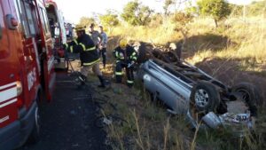 Corpo de Bombeiros atende vítima de capotamento na GO-210