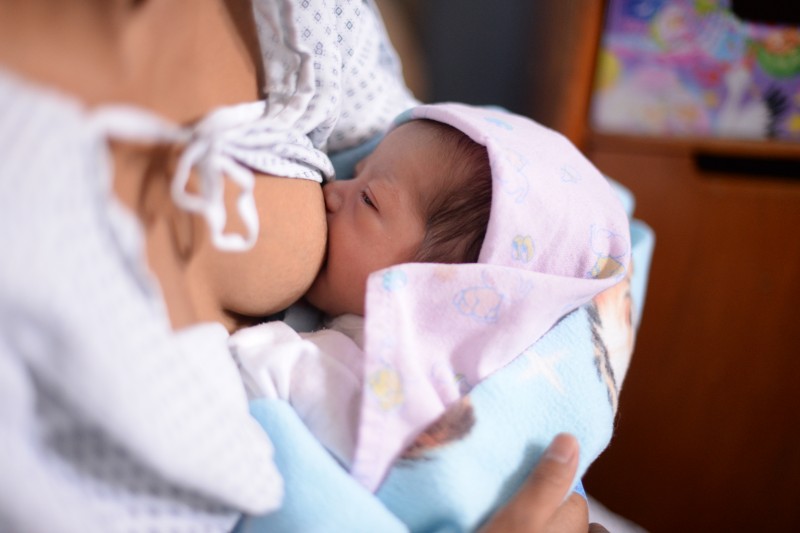 Mães com doenças infecciosas podem manter amamentação durante tratamento