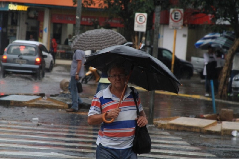 Previsão erra e chuva pega goianiense de surpresa