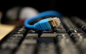 Anatel proíbe redução na velocidade de internet fixa